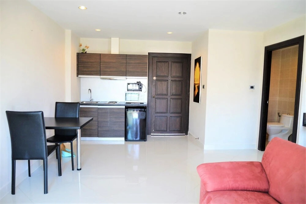 Park Lane studio apartment with swimming pool view Pattaya