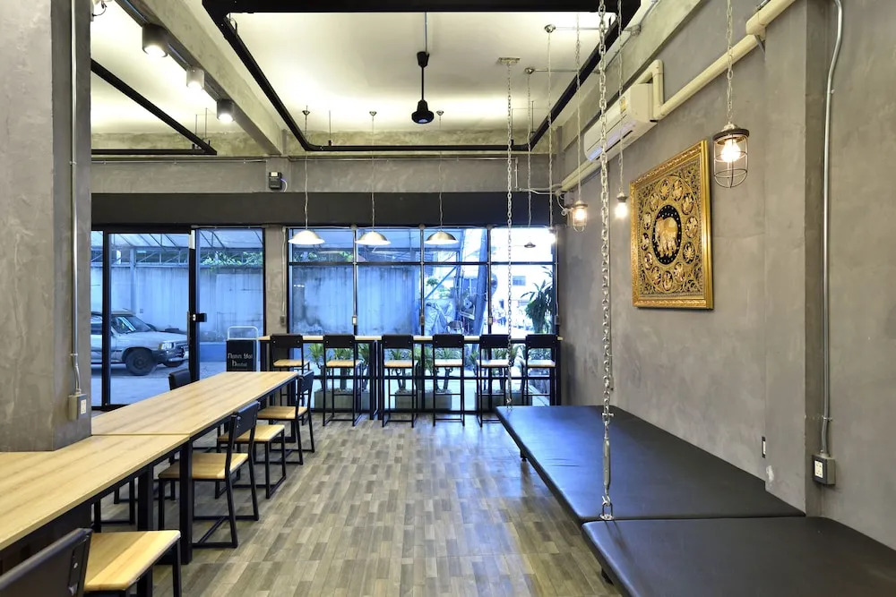 M Gray Hostel & Cafe