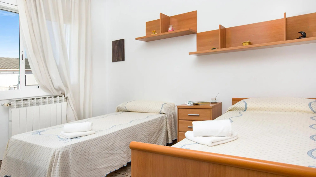 Ona in Vidreres with 3 bedrooms and 2 bathrooms