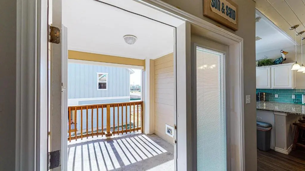 BC403 Fabulous Townhome with Beach Decor, Shared Heated Pool, Garage Access
