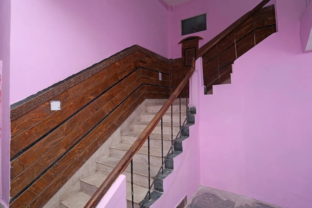 OYO 28355 Hotel Raj Mahal