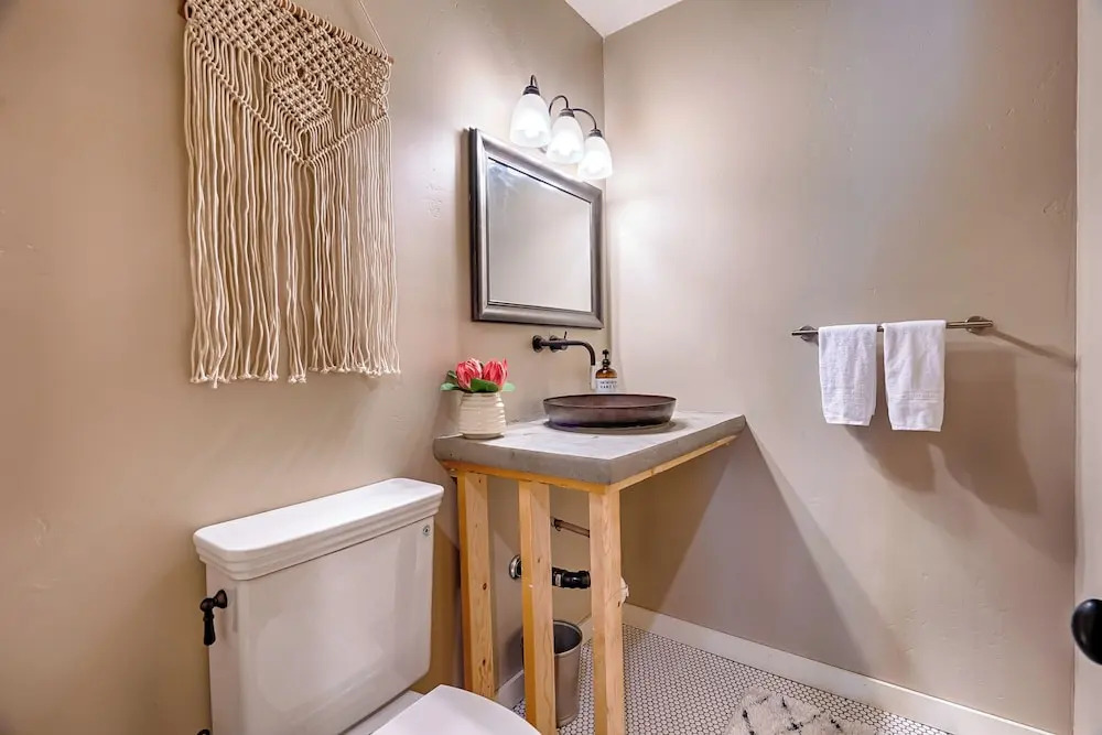 The Chic Cabin Apartment