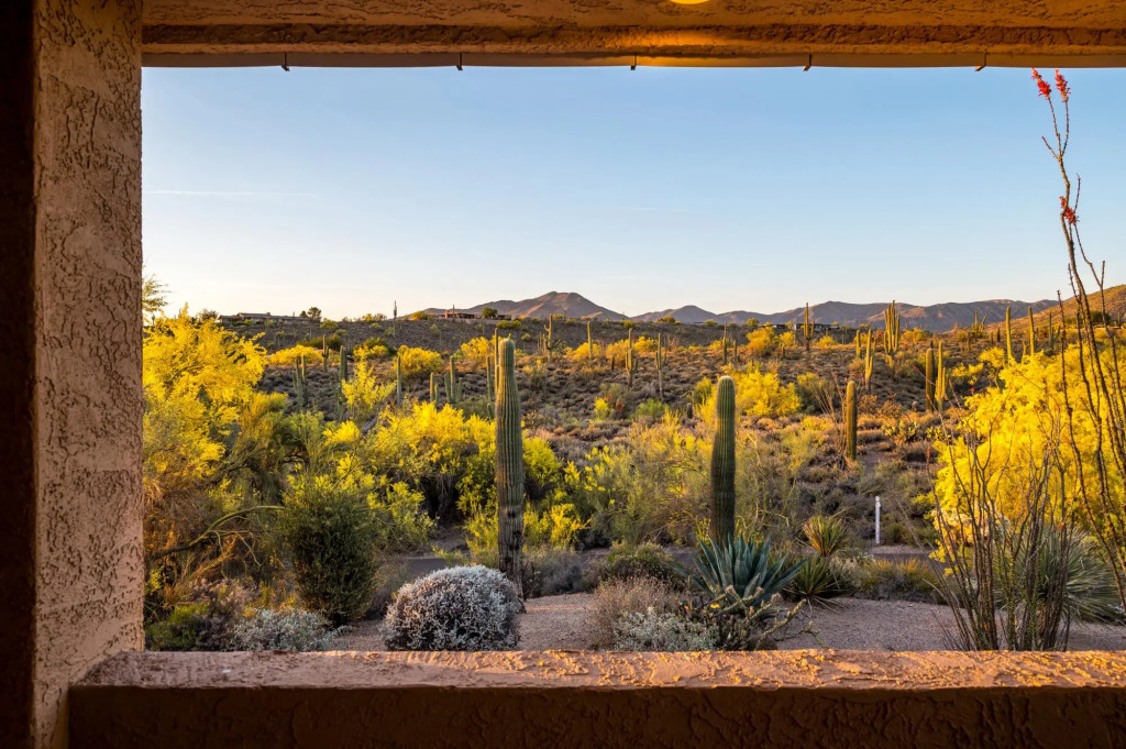 Carefree Crest: Jaw Dropping VIEWS, Pool, 2 Casitas, Outdoor Living!