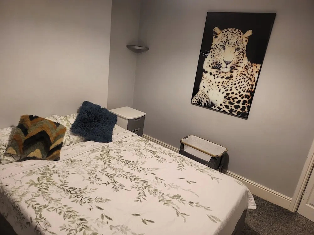 Apartment - Sleeps 5 - Great Location - Parking
