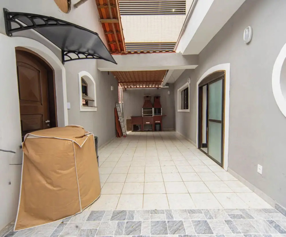 Casa com Piscina e Churrasqueira a 220 m da Praia