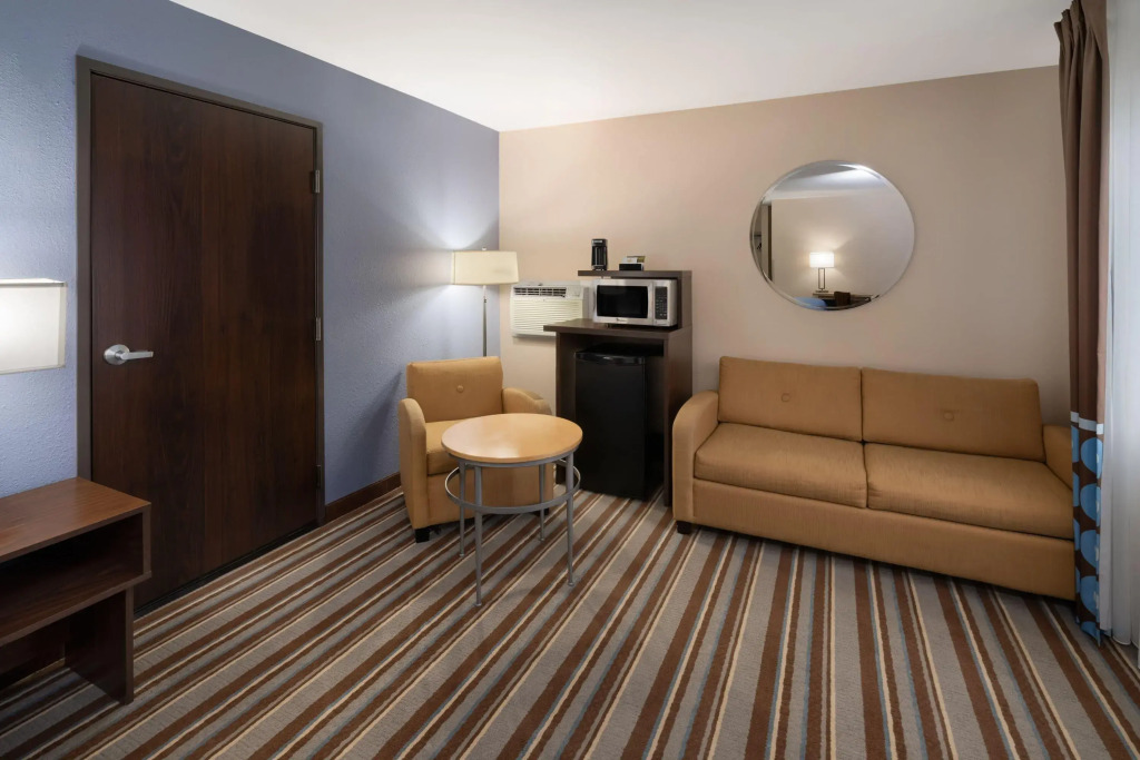 Super 8 by Wyndham Longmont/Twin Peaks