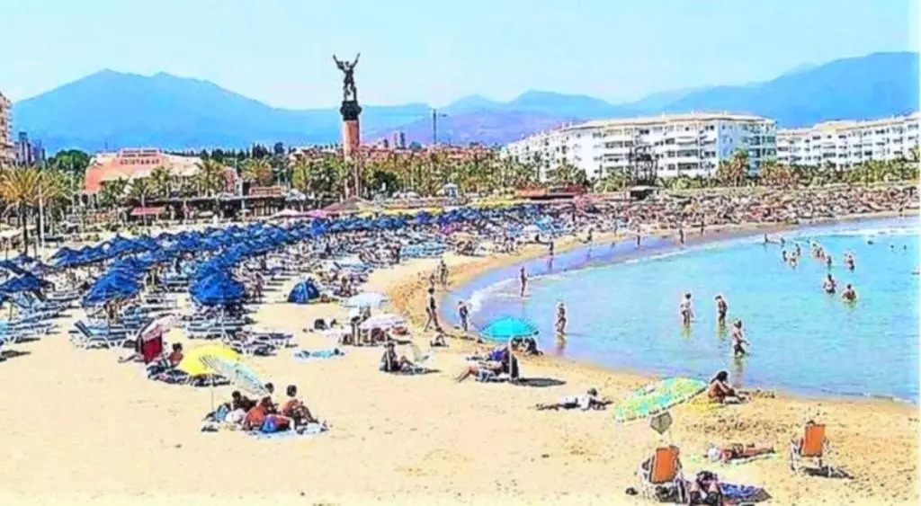 En la playa .Piscinas jardines Puerto Banús