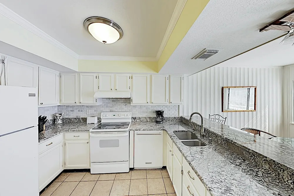 New Listing! Gulf-front W/ Balcony & Pool 3 Bedroom Condo