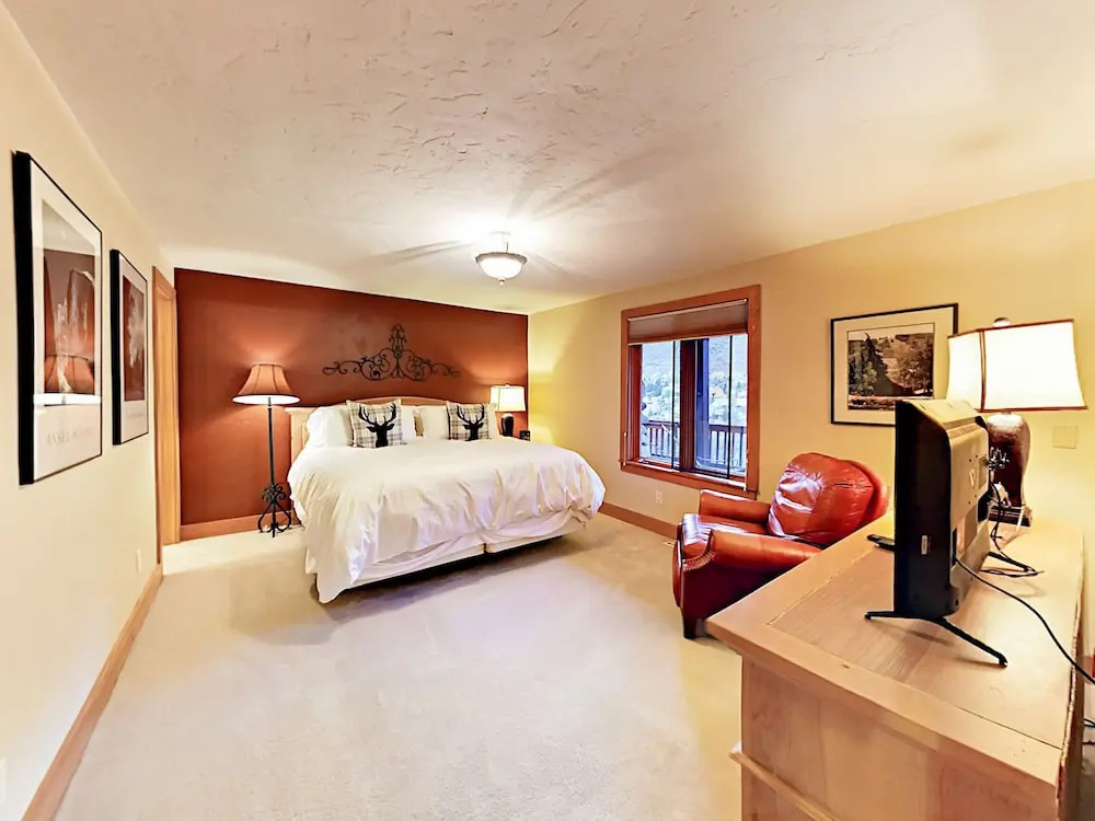 2010 Vermont Duplex #1B West 4 Bedrooms 3 Bathrooms Duplex