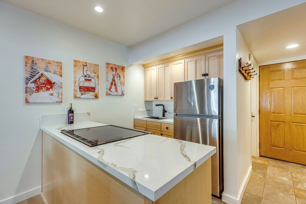 Walk to Mammoth Village: Chic Mountain Studio 101