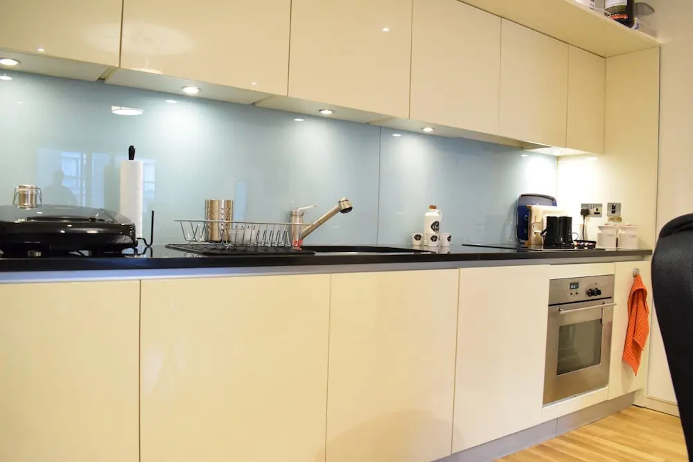 1 Bedroom Flat Near Old Street With Balcony