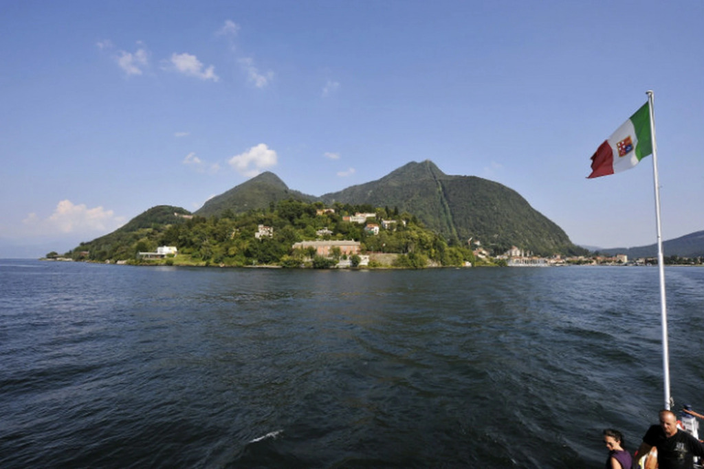 Vista di Maccagno Fantastico: View, Pool & Balcony - Happy Rentals