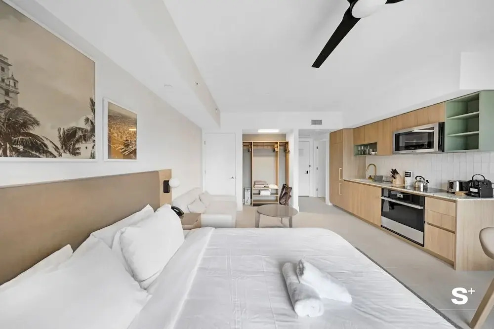 Skyline Chic Downtown Studio Getaway