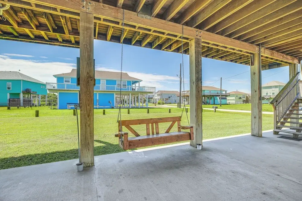 Walk to Beach: Getaway on Bolivar Peninsula!