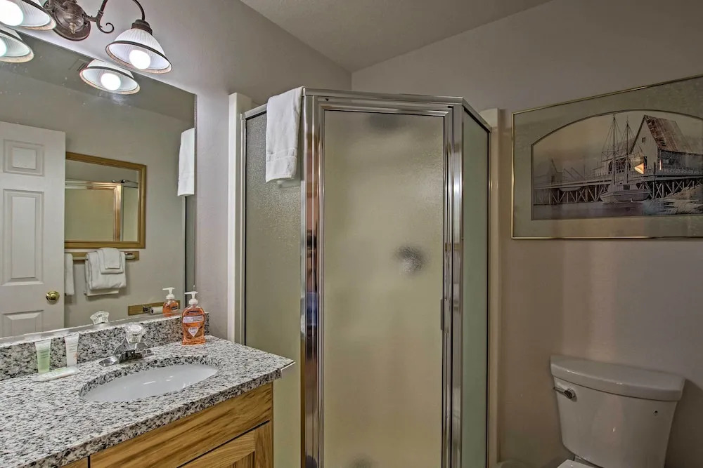 Garden City Lake House: Hot Tub & Views!
