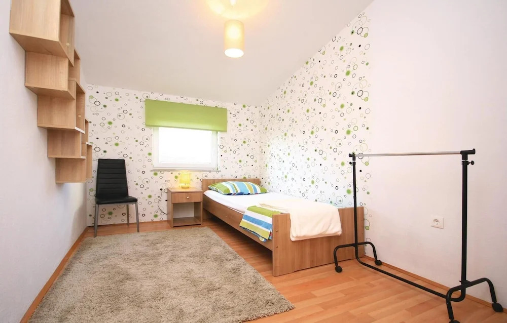 Awesome Home in Drinovci With Wifi and 5 Bedrooms
