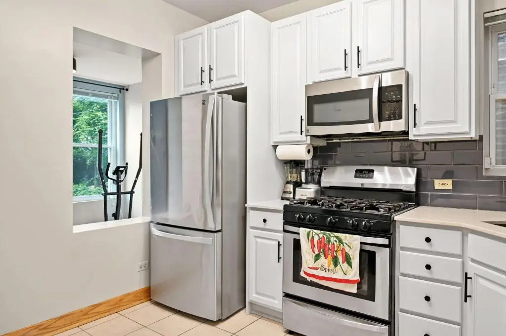 2 Bed Apt w/ Office, Free Parking, Near Wrigley