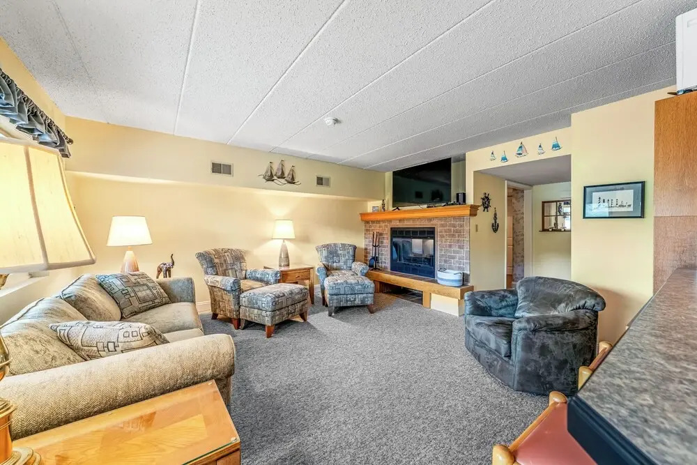 'cobbies Cove' Lakefront Gem: Epic Views & Pool!