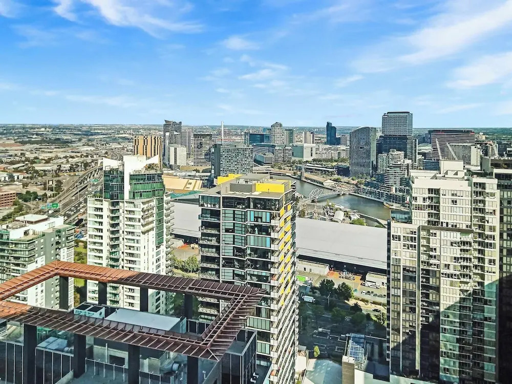 Southbank 2BR High City Views Enjoy Wine, Gym, Pool, Wifi