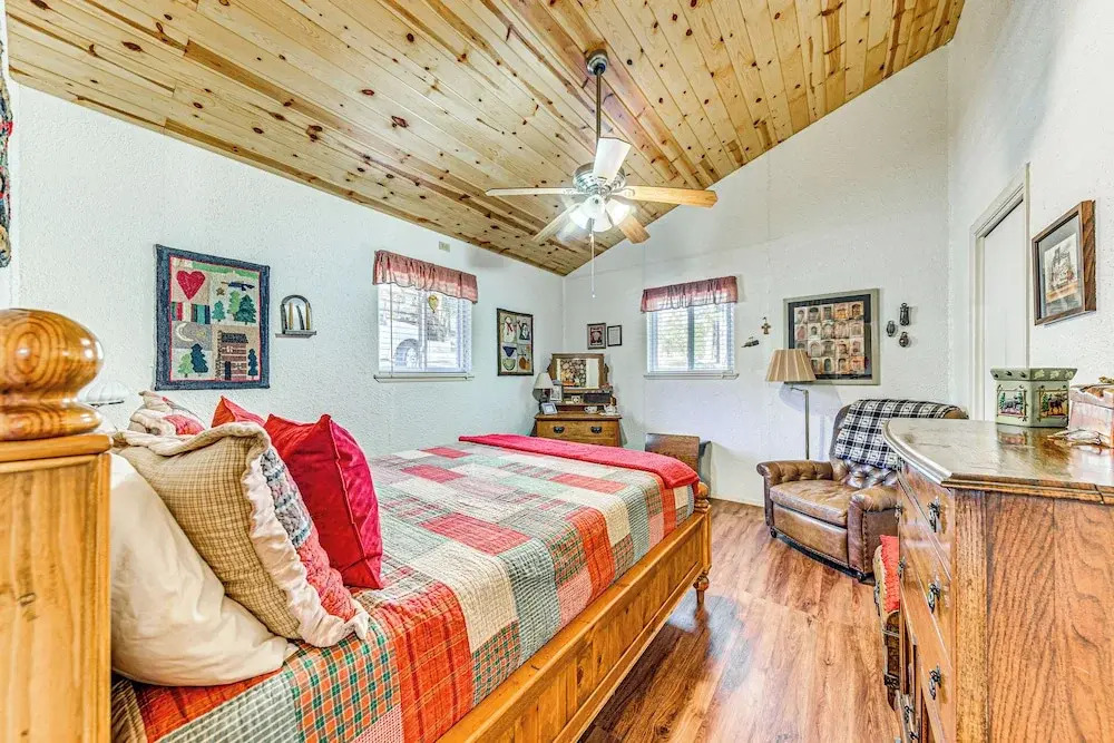 7 Mi to Ruidoso Winter Park: Quiet Cabin w/ Deck