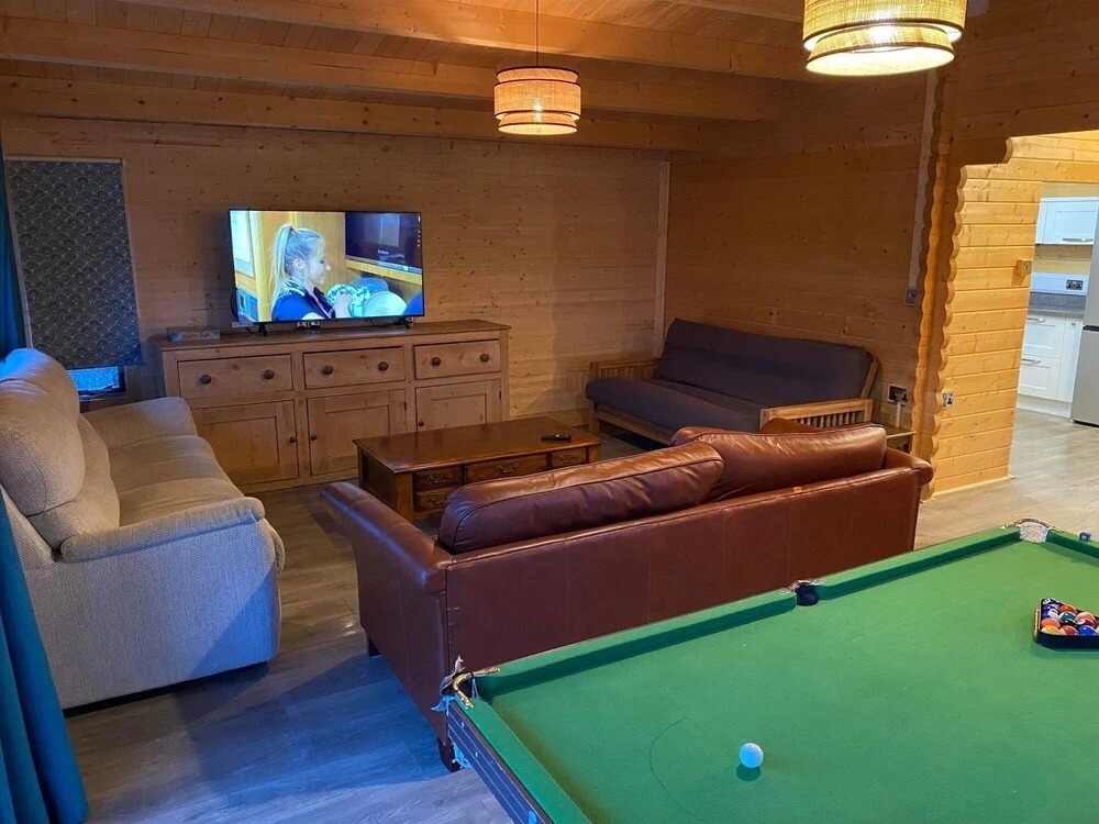 Inviting 2-bedroom Cabin in Ashton Under Hill