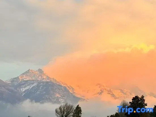 Yulong Qiyunli Designer Homestay