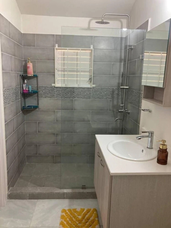 Sleeps 4 With Free Parking, 15-min to Beach