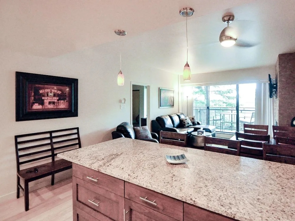 2BR Condo in Perfect Location by RedAwning