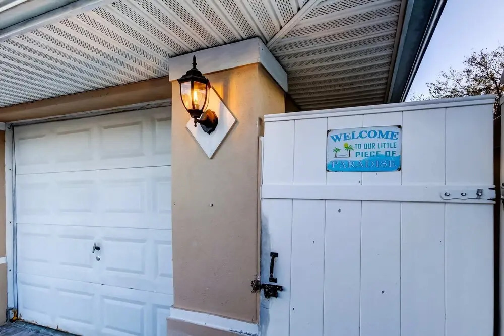 Simple Modern Gem 2 Blocks to Beach Pet Friendly