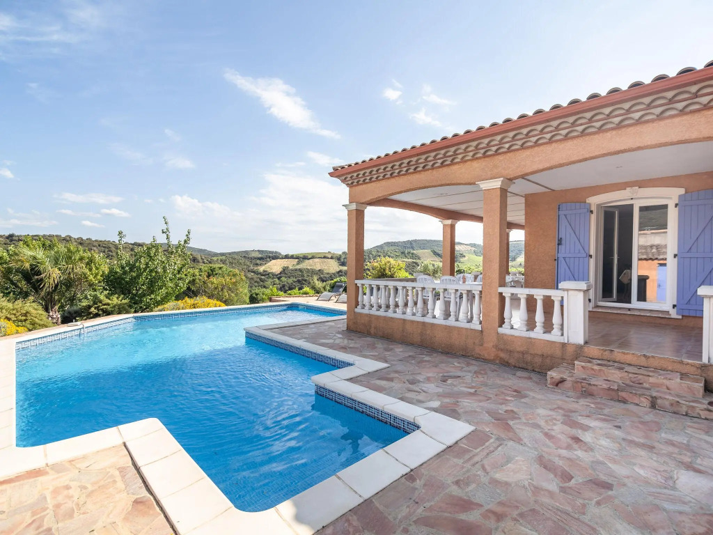 Spacious Villa in Roquebrun with Swimming Pool