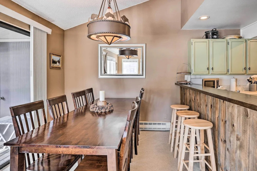 Inviting Mountain Condo w/ Balcony in Vail Valley!