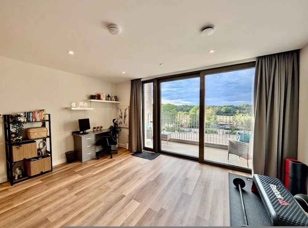 Amazing Flat With Free Parking and Balcony