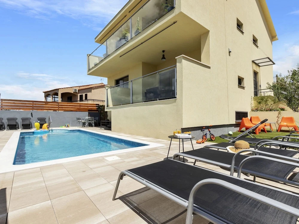 Modern Apartment in Newly Built House with Pool And Seview, 150m From the Beach