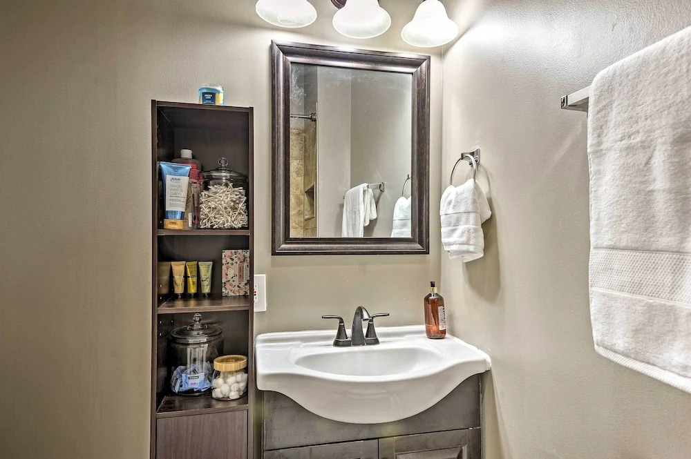 Chic Baltimore Apartment: 2 Mi to Downtown!