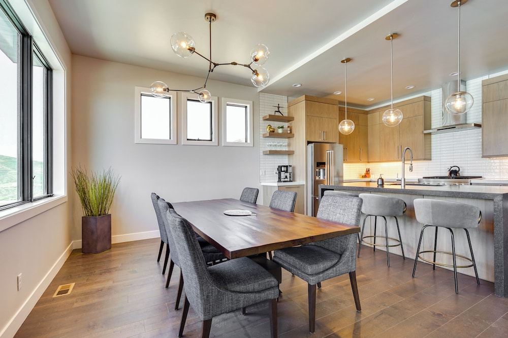 Hideout Haven: Luxe Retreat w/ Lake View & Hot Tub