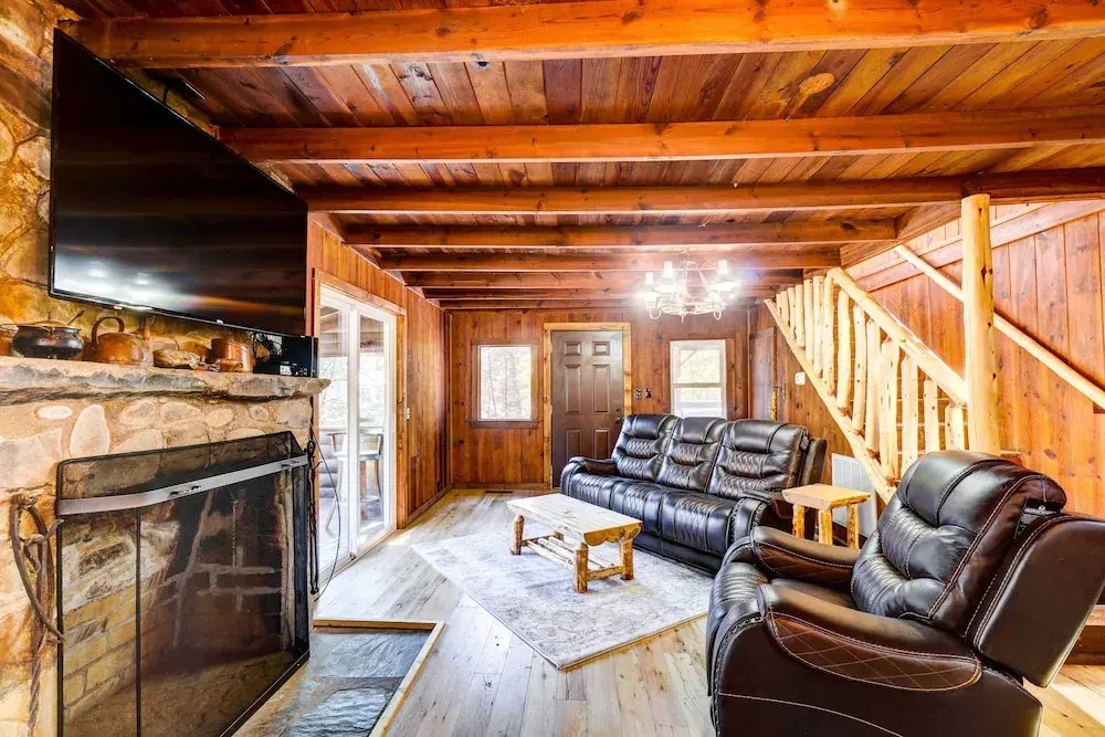 Gatlinburg Cabin: Hot Tub & River Views
