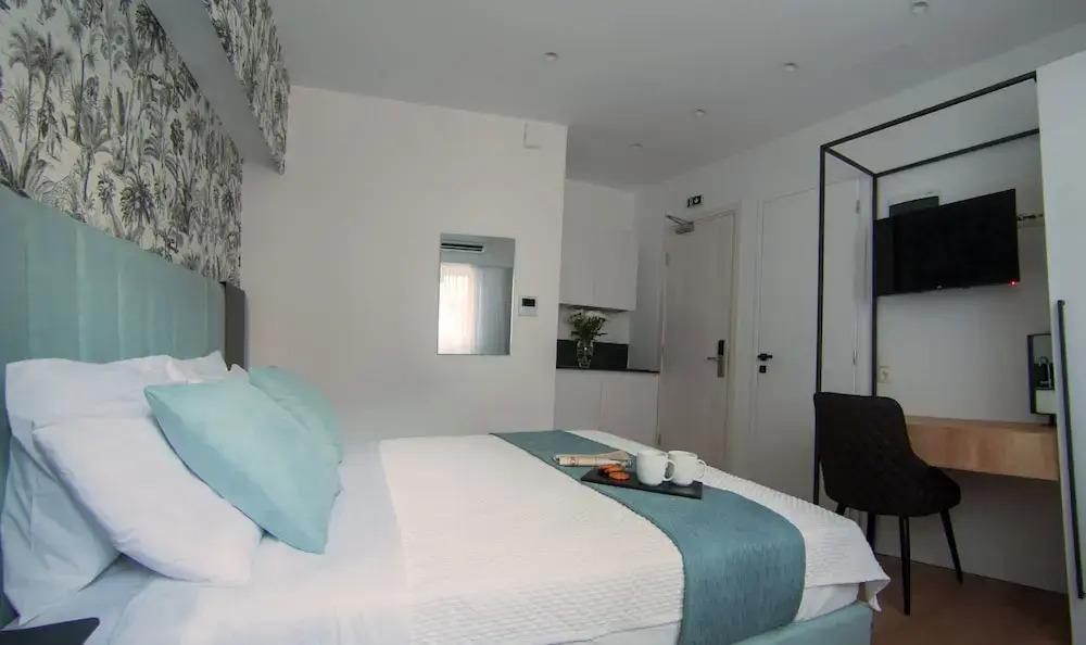 Phaedrus Living Modern Kriel Suites 204