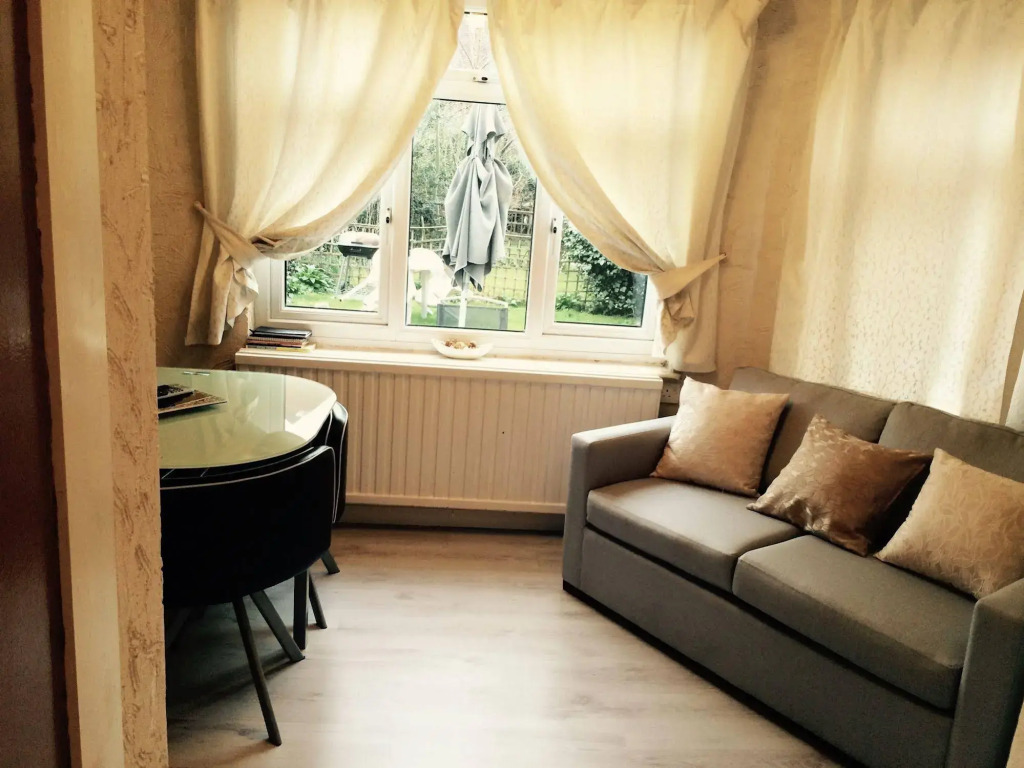 Wimbledon Town Centre Garden Apartment with private parking - Sleeps 5