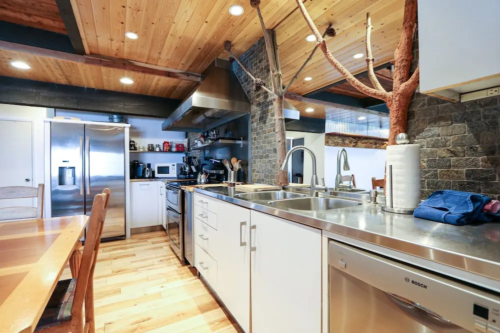 Bigwood 80 Remodeled, Private Washer Dryer, Close to Eagle Lodge by RedAwning