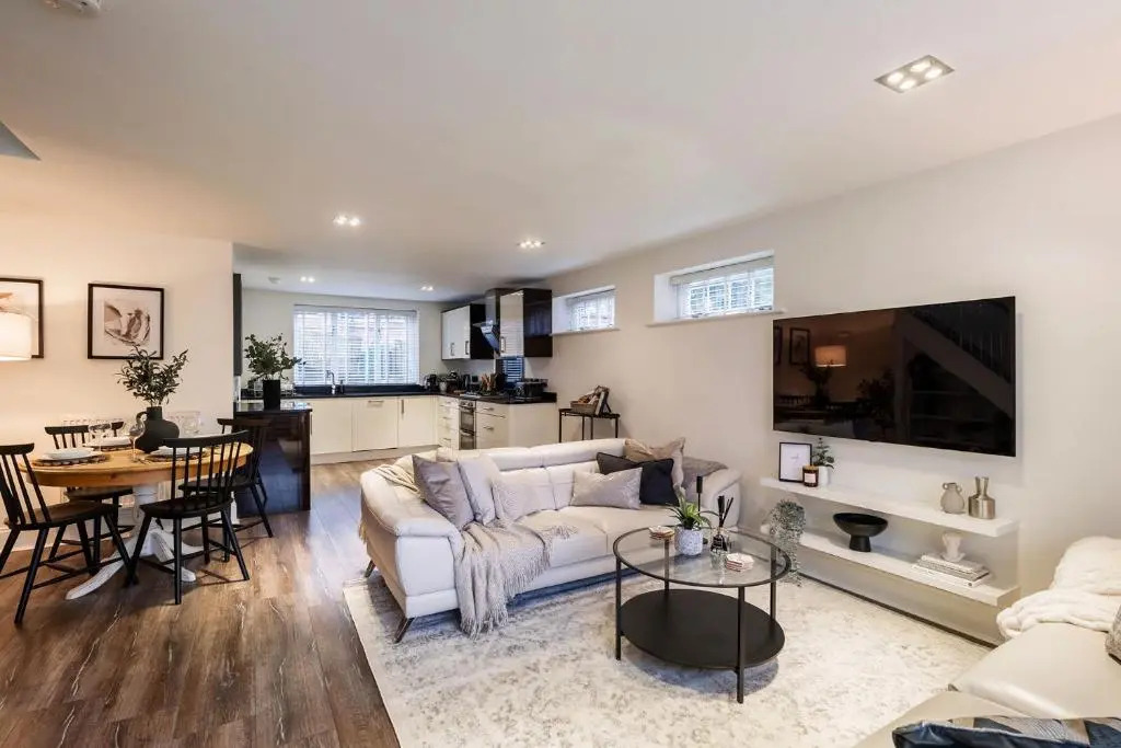 Stunning 2-bed Riverside Luxury Home with Free Parking for Small Car