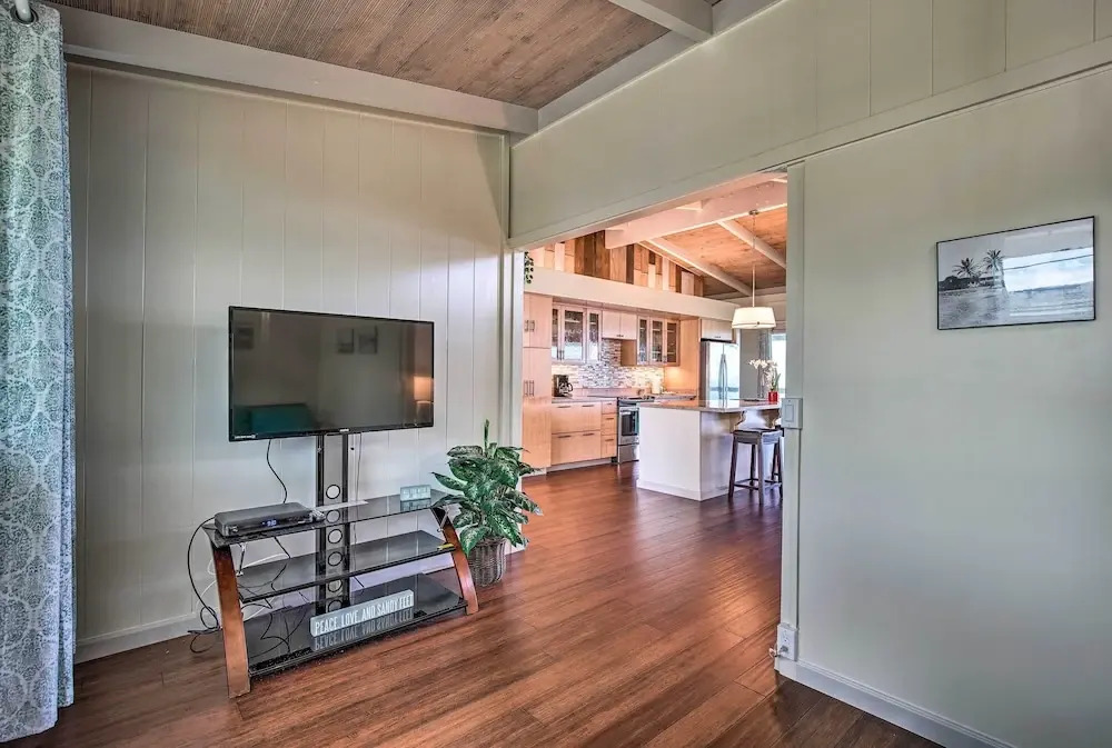Oceanfront Kona Home w/ Beach Access & Views