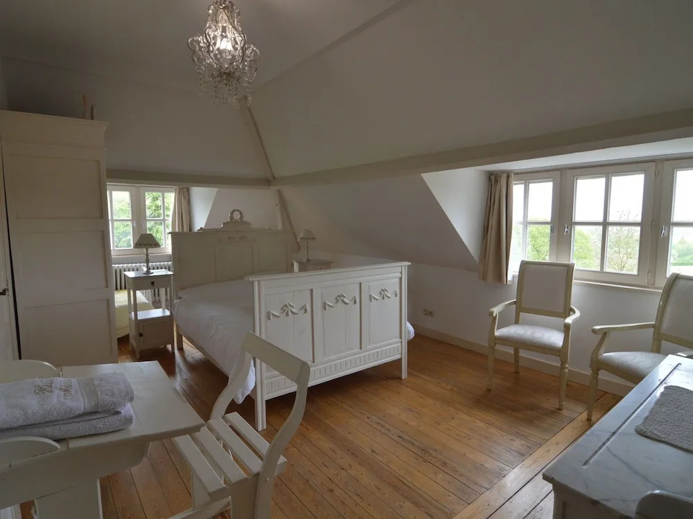 Gorgeous Villa on an Estate With Beautiful Garden, Swimming Pool and Pool House With Sauna