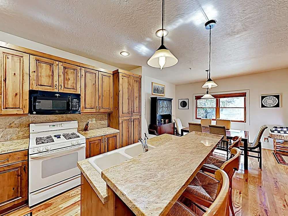 Alpine Haven W/ Private Hot Tub: Near Resorts 3 Bedroom Townhouse