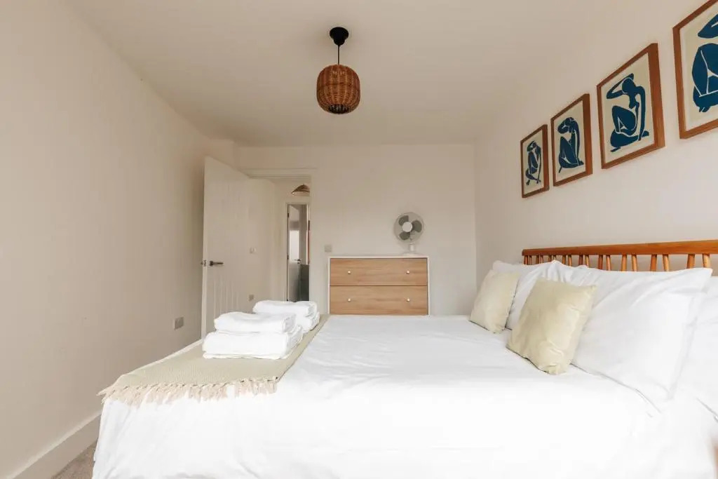 Redland Stay In Bespoke Home 1 of 2