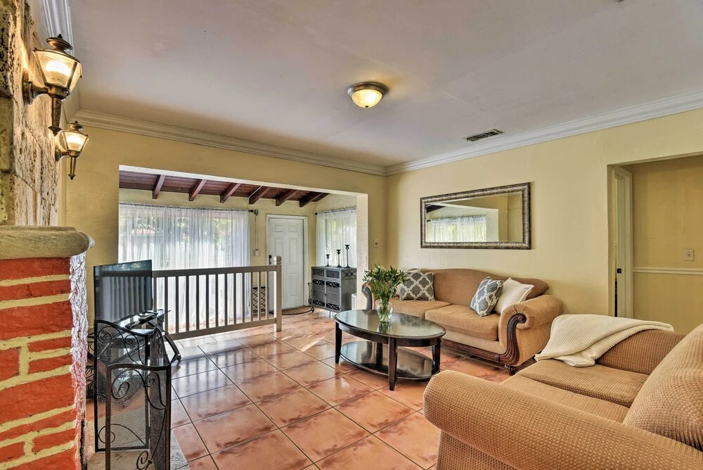 Quaint Central Miami Bungalow: 10 Mi to Mid-beach!