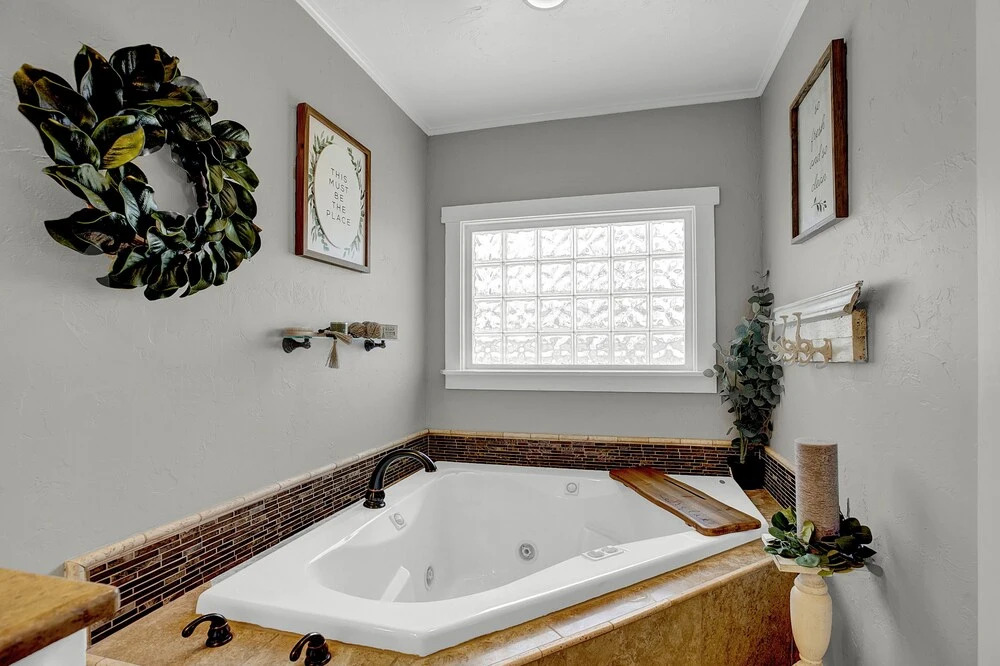 Upscale Home 15 Min Walk to Main St. With Grill!