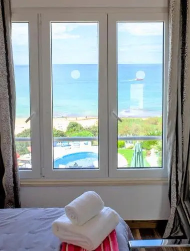 Exclusive Beachfront Villa in Albufeira - Private Beach Access - Heatable Pool & Jacuzzi - Sleeps 10
