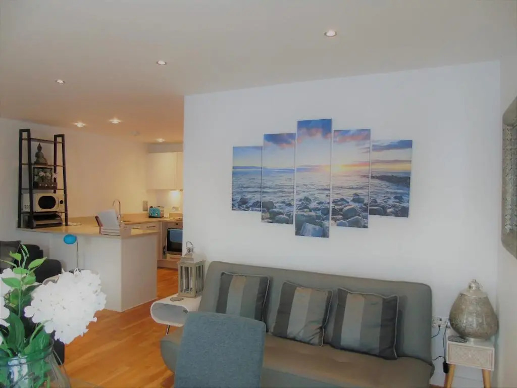 Seaview, Luxury apartment, 2 min walk to both Porth and Whipisderry beaches
