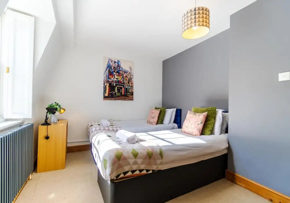 Pebble Mews House - Sleeps 6 to 8 Guests