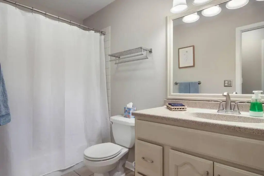 3 min to Beach, Game Room, Hot tub & Firepit